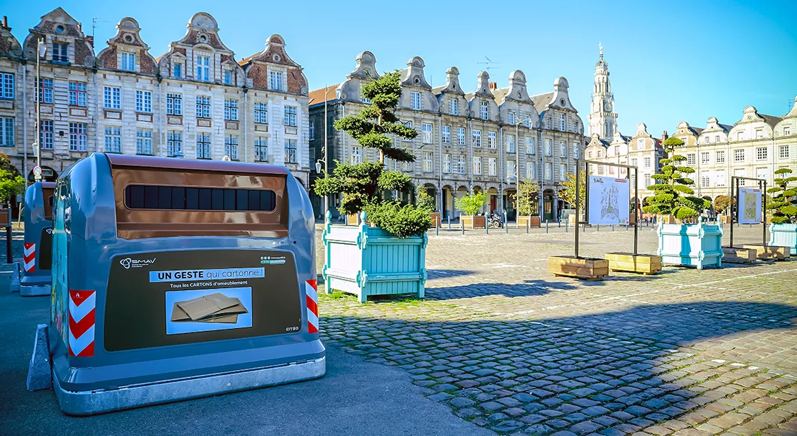 Conteneurs Nord Engineering sur une grand-place