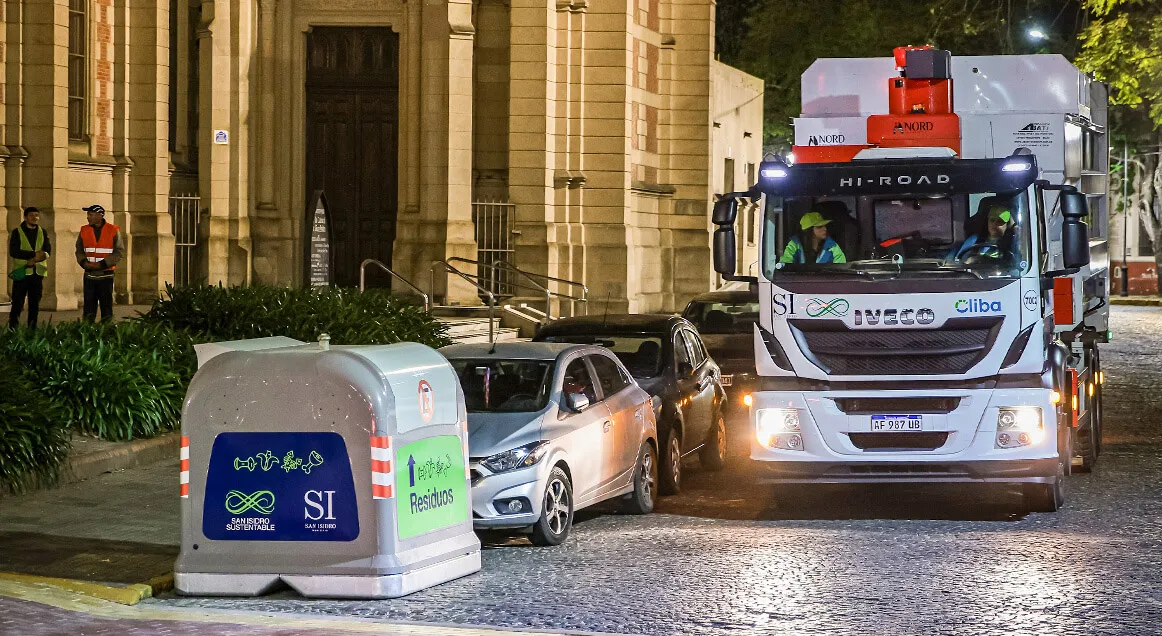 Easy System truck collecting a container